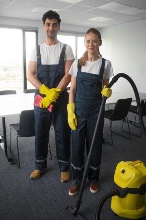full-shot-people-cleaning-office